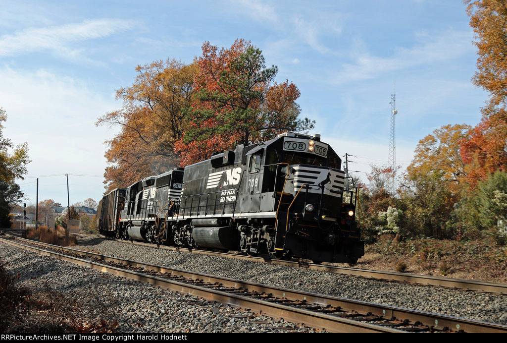 NS 708 leads train P54 eastbound 